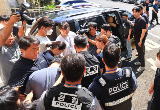 실종사건 허위 종결 혐의를 받는 A 경장이 24일 오전 체포적부심사를 받으러 가기 위해 제주동부경찰서 유치장에서 나와 호송차량에 오르고 있다. 연합뉴스