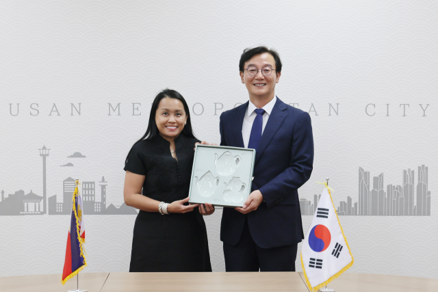 전재수 부산시장이 지난 20일 부산시청에서 레아 빅토리아 카라다 필리핀 총영사를 만나 필리핀 총영사관 개설을 앞둔 양국 교류 확대 방안을 논의했다. 부산시 제공