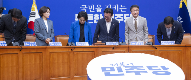 더불어민주당 김민석 대표와 한병도 원내대표를 비롯한 최고위원들이 24일 국회에서 열린 최고위원회의에 입장해 인사하고 있다. 연합뉴스