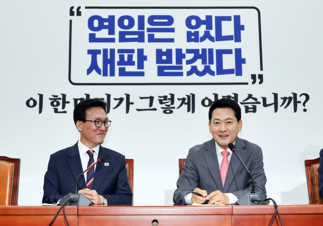 국민의힘 장동혁 대표(오른쪽)가 24일 국회에서 취임 인사차 방문한 더불어민주당 김민석 대표를 만나 발언하고 있다. 연합뉴스