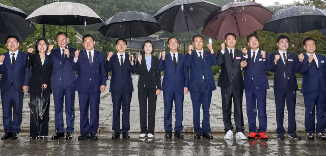 동서 불균형 해소를 위해 부산시와 서부산 4개 지자체가 참여하는 협력 플랫폼을 구축해야 한다는 지적이 나온다. 사진은 지난달 1일 전재수 부산시장과 16개 구·군 단체장들이 부산 동래구 충렬사를 참배한 뒤 기념촬영을 하고 있는 모습. 김종진 기자 kjj1761@