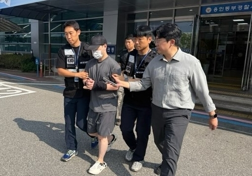 A 씨가 용인동부경찰서를 나서는 모습. 연합뉴스