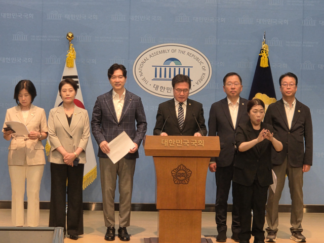 국민의힘 부산 의원들이 25일 국회에서 기자회견을 열고 통합 LCC 본사 부산 유치를 촉구했다. 탁경륜 기자