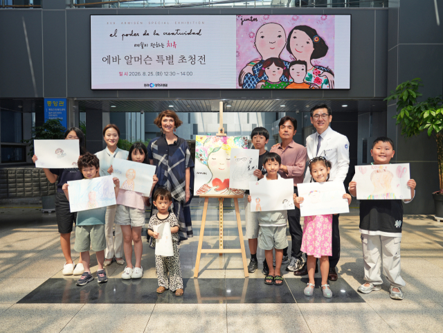 동아대병원은 25일 병원 로비에서 화가 에바 알머슨 특별 초청전을 가졌다. 알머슨 작가와 함께 그림 그리기 행사를 한 어린이들이 기념촬영을 하고 있다. 동아대병원 제공