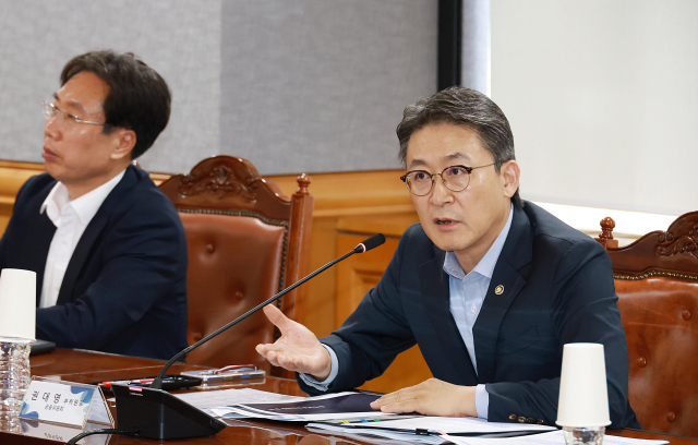 권대영 금융위원회 부위원장이 25일 서울 중구 은행회관에서 열린 개인신용정보 동의제도 개편 법률자문단 2차 회의에 참석, 발언하고 있다. 연합뉴스