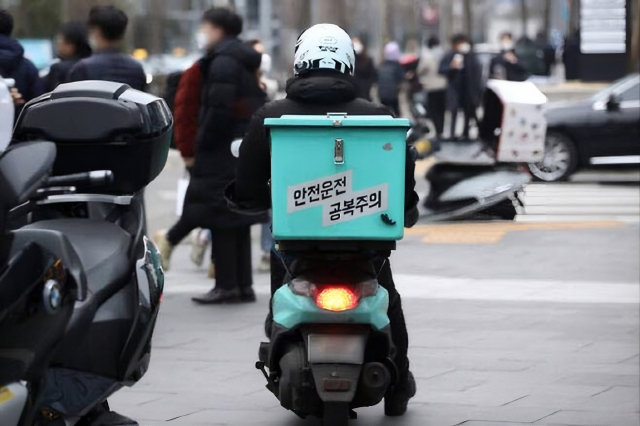 부산시가 오는 16일부터 음식 배달 등 플랫폼 노동에 종사하는 근로자에게 산재보험료 지원 신청을 받기로 했다. 부산일보DB