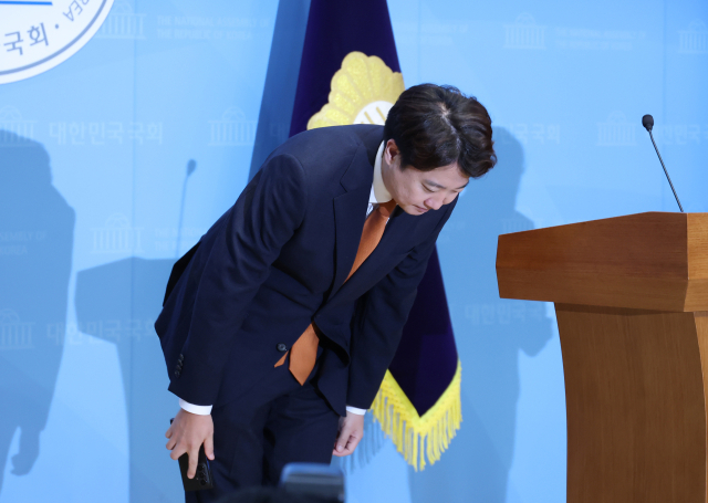 개혁신당 대표인 이준석 의원이 26일 국회 소통관에서 열린 기자회견에서 대표직 사퇴를 발표한 뒤 인사하고 있다. 연합뉴스