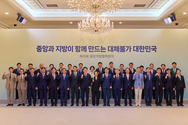이재명 대통령이 26일 청와대에서 열린 제10회 중앙지방협력회의에서 참석자들과 기념촬영을 하고 있다. 연합뉴스