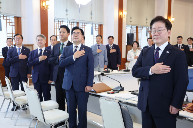 이재명 대통령이 26일 청와대에서 전재수 부산시장과 오세훈 서울시장 등 민선 9기 시도지사들과 첫 만남을 갖고 국토 균형 발전과 지방주도성장 전략에 대해 논의했다. 연합뉴스