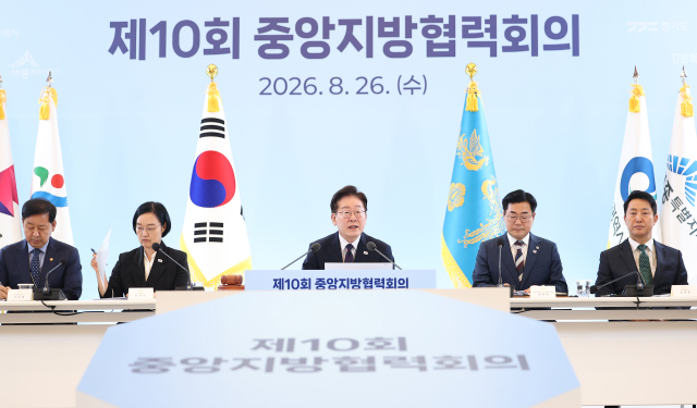 이재명 대통령이 26일 청와대에서 열린 ‘제10회 중앙지방협력회의’에서 발언하고 있다. 왼쪽부터 구윤철 부총리 겸 재정경제부 장관, 한성숙 국무총리, 이 대통령, 박찬대 시도지사협의회장(인천시장), 오세훈 서울시장. 연합뉴스