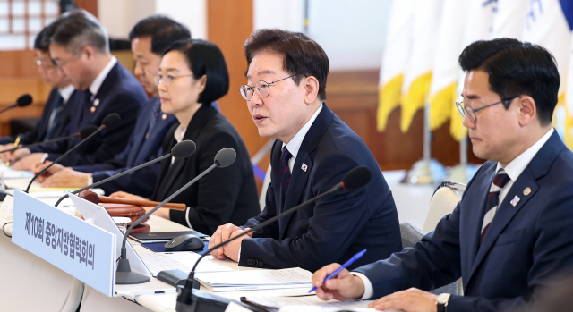 이재명 대통령이 26일 청와대에서 열린 ‘제10회 중앙지방협력회의’에서 발언하고 있다. 연합뉴스