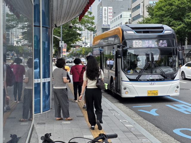 울산시내버스 노사가 울산지노위의 3차 조정회의에서 올해 임금협상 합의안을 마련하면서 28일 예고된 시내버스 파업이 철회됐다. 오상민 기자