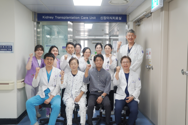신장이식 수술을 무사히 마친 어머니와 아들이 부산 봉생기념병원 의료진과 기념촬영을 하고 있다. 봉생기념병원 제공