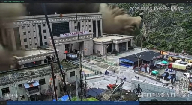 26일(현지 시간) 사회관계망서비스에 공개된 CCTV 영상 캡처 화면에는 티베트 자치구 지룽 항구에 돌발 홍수가 닥치며 발생한 피해 상황이 담겨 있다. AFP연합뉴스