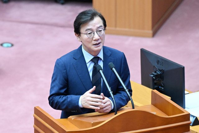 지난달 24일 부산시의회 시정질문에 답하는 전재수 시장. 부산시의회 제공