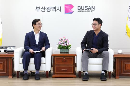 전재수 부산시장이 27일 부산시를 찾은 이형섭 낙동강유역환경청장을 접견하고 있다. 부산시 제공