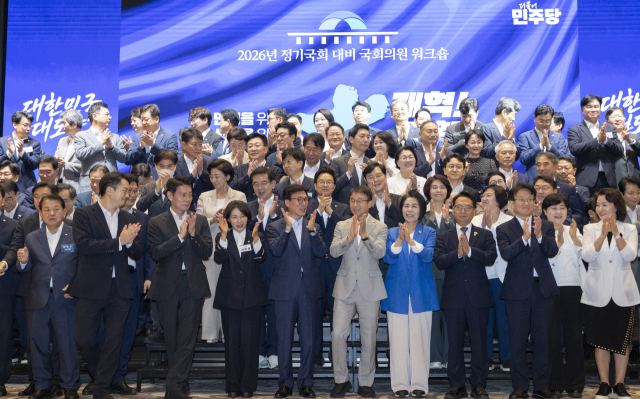 더불어민주당 김민석 대표와 한병도 원내대표를 비롯한 당 지도부와 의원들이 28일 인천 영종구 인스파이어 리조트에서 열린 2026 정기국회 대비 국회의원 워크숍에서 결의문 채택한 뒤 박수치고 있다. 연합뉴스