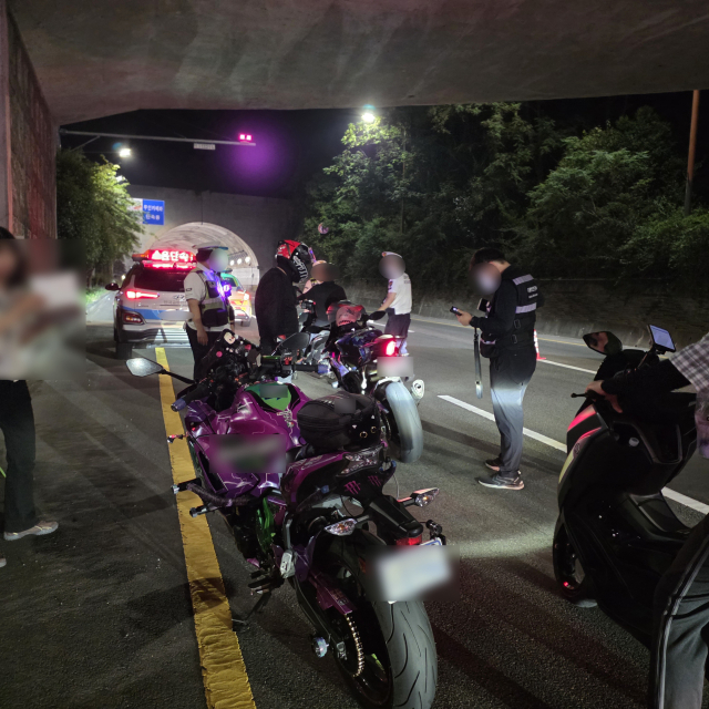 부산 해운대경찰서는 지난 25일 해운대구 송정동 일대에서 이륜차를 대상으로 합동 단속을 벌였다. 해운대경찰서 제공