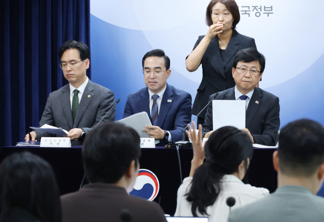 박홍근 기획예산처 장관(가운데)과 최교진 교육부 장관(오른쪽), 김민재 행정안전부 차관이 지난달 21일 서울 종로구 정부서울청사에서 열린 지방교육재정교부금 개편 관계부처 합동브리핑에서 질문을 받고 있다. 연합뉴스
