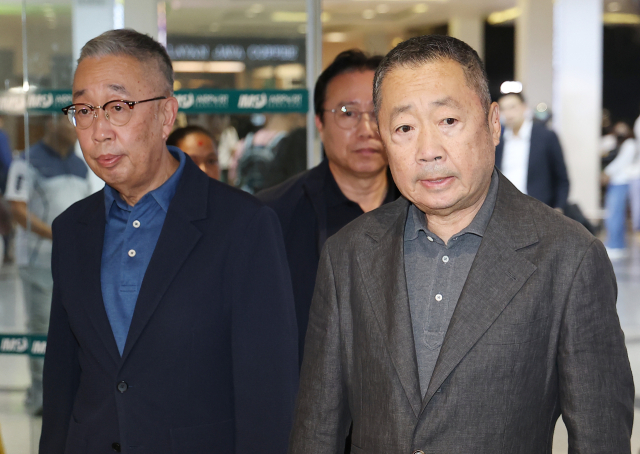두산에너빌리티 사고 수습을 위해 네팔을 찾은 박정원 두산그룹 회장(오른쪽)과 박지원 부회장이 29일(현지시간) 네팔 카트만두 트리부반 공항을 나서고 있다. 연합뉴스