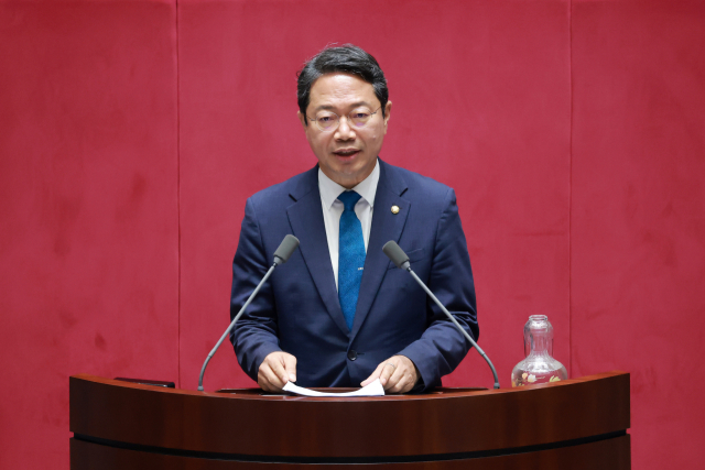 국회 법제사법위원회 여당 간사인 더불어민주당 김승원 의원이 지난 7월 30일 국회에서 열린 7월 임시국회 제3차 본회의에서 검사의 보완수사권 폐지를 골자로 한 형사소송법 개정안에 대한 제안 설명하고 있다. 연합뉴스