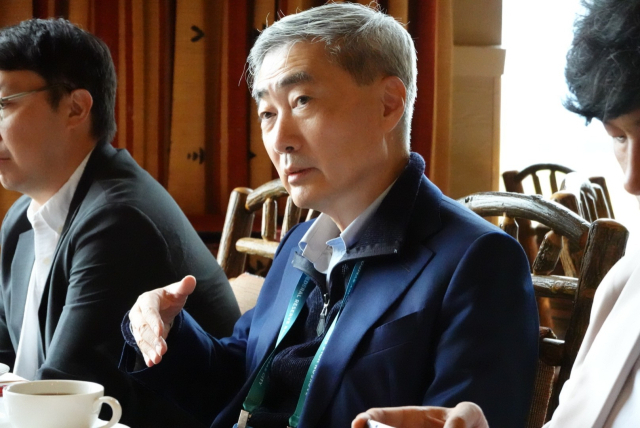 신현송 한국은행 총재가 28일(현지시간) 미국 와이오밍주에서 열린 잭슨홀 정책 심포지엄에서 기자들과 만나 간담회를 하고 있다. 연합뉴스