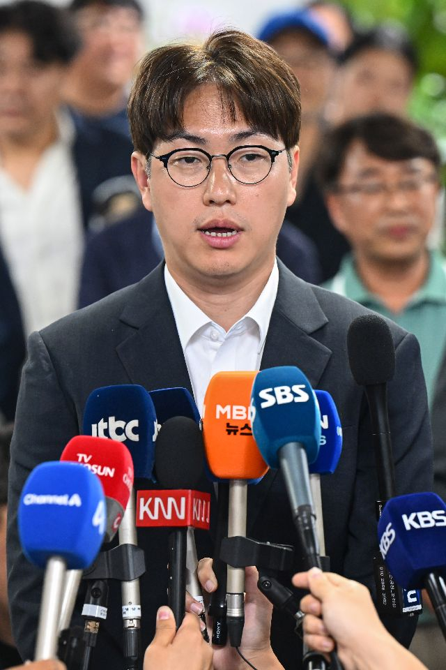 부산 북구갑 국회의원 보궐선거에 출마한 하정우 더불어민주당 후보가 4일 새벽 부산 북구 선거사무실에서 선거 결과에 승복하며 감사의 인사를 하고 있다. 김종진 기자 kjj1761@ 2026.06.07 부산일보DB