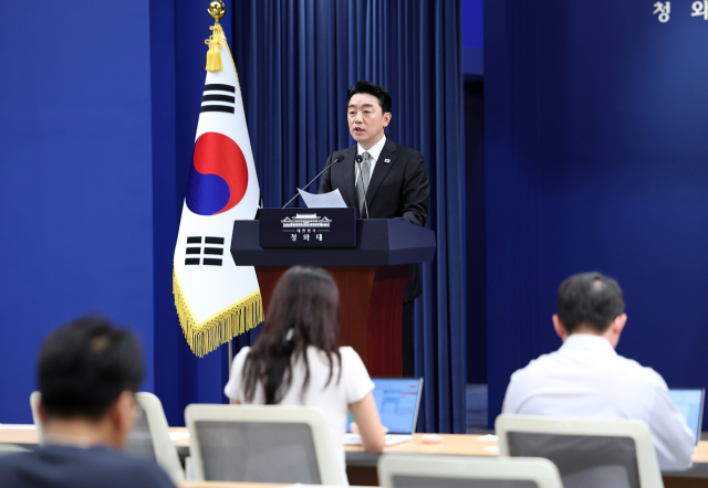 강훈식 비서실장이 30일 청와대 춘추관에서 인사 관련 브리핑을 하고 있다. 강 비서실장은 브리핑을 통해 재정경재부 장관에는 이형일 1차관을, 법무부 장관에 더불어민주당 김승원 의원을, 국방부 장관에는 강신철 전 연합사 부사령관을 지명했다고 밝혔다. 또한 성평등가족부 장관에는 기본소득당 원내대표인 용혜인 의원을, 국토부 장관에는 홍지선 2차관을, 중소벤처기업부 장관에는 민주당 이소영 의원을, 국가인공지능전략위원회 부위원장에 하정우 전 AI수석을 지명했다. 또한 대통령 정무특별보좌관 김경수 전 경남지사를, 대통령비서실 AI미래기획수석비서관에는 조국혁신당 이해민 의원을, 대통령비서실 메가프로젝트 보좌관에 이원주 기후환경부 에너지전환정책실장을 발탁했다고 밝혔다. 연합뉴스