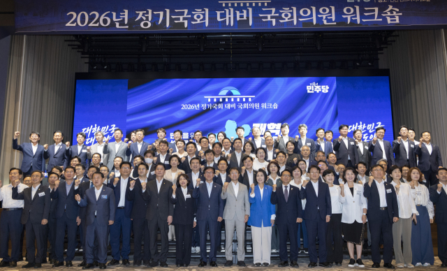 더불어민주당 김민석 대표와 한병도 원내대표를 비롯한 당 지도부와 의원들이 지난 28일 인천 영종구 인스파이어 리조트에서 열린 2026 정기국회 대비 국회의원 워크숍에서 결의문 채택한 뒤 파이팅을 외치고 있다. 연합뉴스