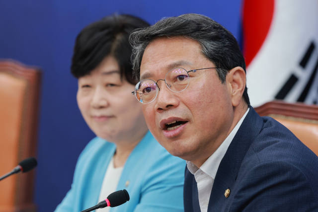법무부 장관 후보자로 지명된 더불어민주당 김승원 의원이 30일 국회에서 법제사법위원장인 서영교 의원과 연 사법부 현안 관련 기자회견에서 취재진 질문에 답하고 있다. 왼쪽은 서 위원장. 연합뉴스