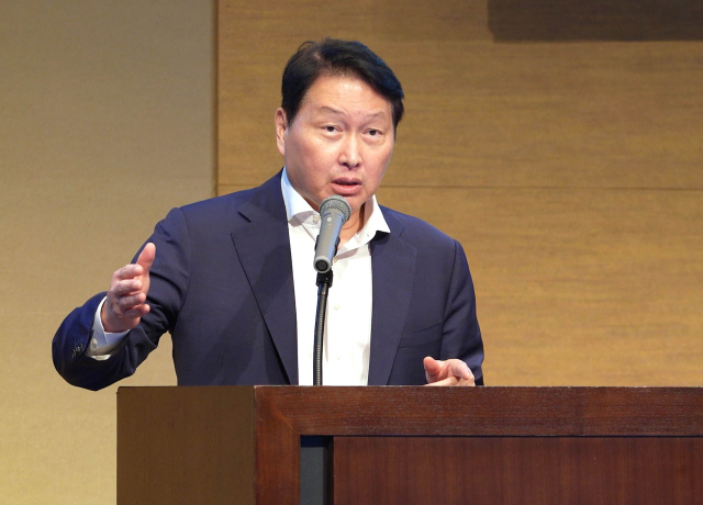 대한상공회의소 최태원 회장이 30일 일본 센다이 웨스틴호텔에서 열린 '한일 저출산 대응 교류위원회 1차 회의 겸 저출산 대응 심포지엄'에서 개회사를 하고 있다. 연합뉴스