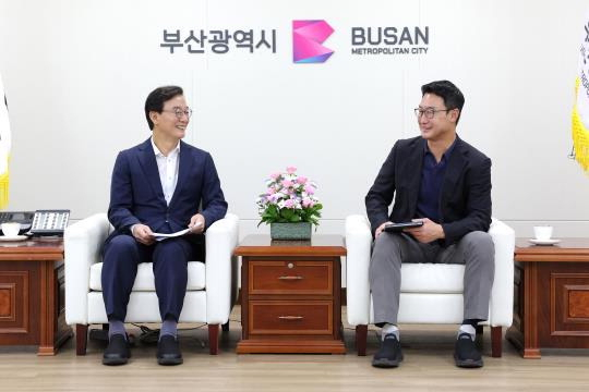 전재수 부산시장(왼쪽)이 27일 부산시를 찾은 이형섭 낙동강유역환경청장을 접견하고 있다. 부산시 제공