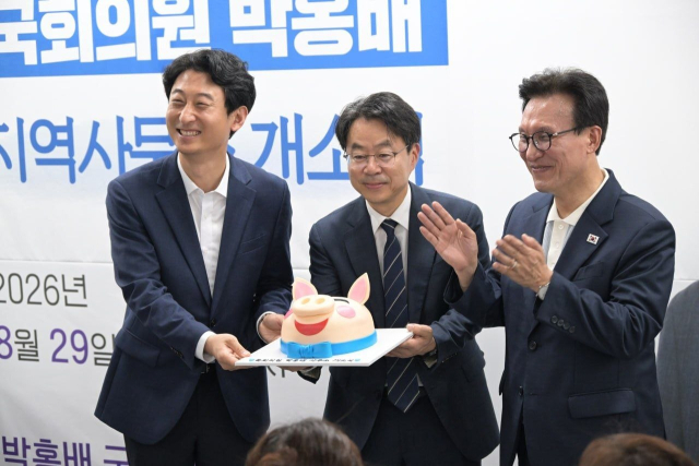 지난 29일 부산 사상구에서 더불어민주당 박홍배(가운데) 국회의원의 지역사무소 개소식이 열린 가운데 김민석(오른쪽) 당대표와 서태경 사상구청장이 참석해 축하 케이크를 들고 기념촬영을 하고 있다. 민주당 부산시당 제공
