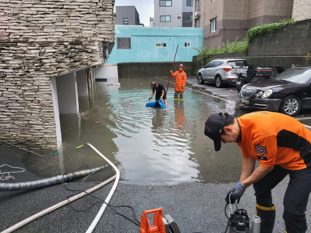 30일 오후 울산시 동구 한 주택에서 소방대원이 배수 작업을 하고 있다. 연합뉴스