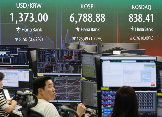 사진은 지난 28일 서울 중구 하나은행 본점 딜링룸 모습. 연합뉴스