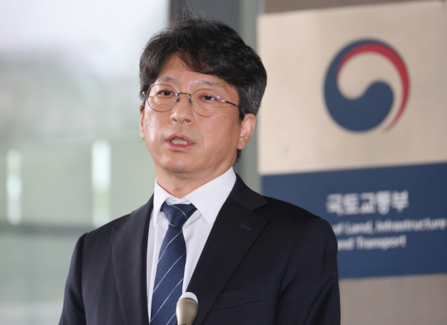홍지선 국토교통부 장관 후보자가 31일 세종시 정부세종청사로 출근하며 취재진 질문에 답하고 있다. 연합뉴스