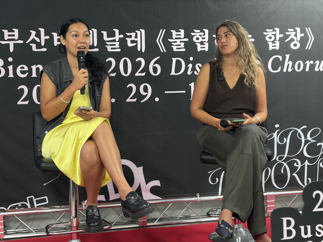 지난 28일 오전 부산 영도구 (구)부산남고등학교에서 열린 2026부산비엔날레 프리뷰 현장에서 올해 전시 방향을 설명하는 공동 전시감독 아말 칼라프(왼쪽)와 에블린 사이먼스. 김은영 기자 key66@