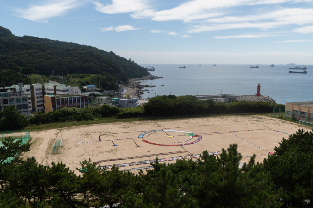 (구)부산남고등학교 운동장에 설치된 알리아스카르 아바카스의 '주문'. 부산비엔날레조직위원회 제공
