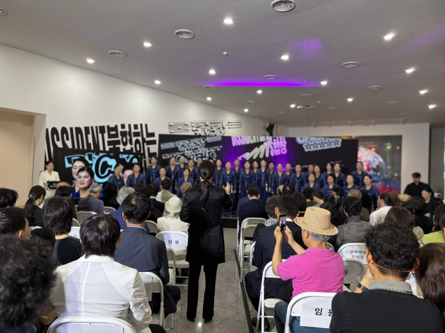 브라질 출신의 조타 몽바사와 협업한 영도구립 여성합창단이 개막식에서 축하 공연을 하고 있다. 김은영 기자 key66@