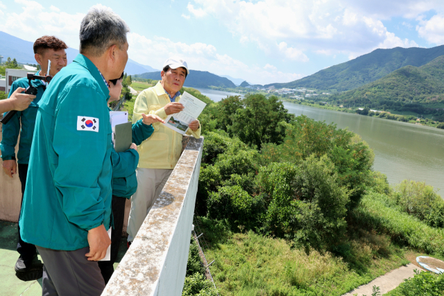 나동연 양산시장이 지난 7월 26일 지역에 폭염중대경보가 발령되자, 물금취수장을 찾아 시민들이 불편을 겪지않도록 안정적인 용수 공급을 확인하고 있다. 양산시 제공