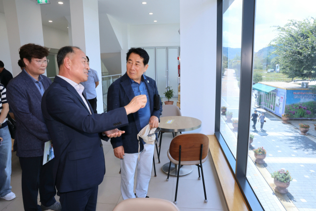 나동연 양산시장이 지난 25일 전북 임실군 운암면 옥정호 출렁다리를 찾아 한득수 임실군수와 이야기하고 있다. 양산시 제공