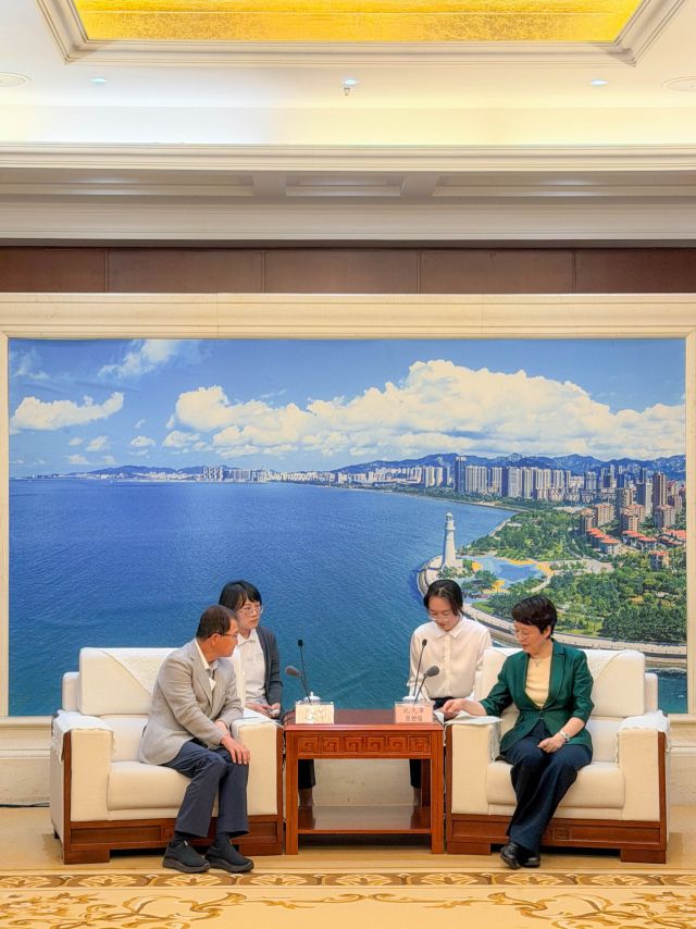 금호석유화학그룹 박찬구 회장(사진 앞줄 왼쪽)이 쿵판핑 웨이하이시장(앞줄 우측)과 회담하고 있다. 금호석유화학그룹 제공