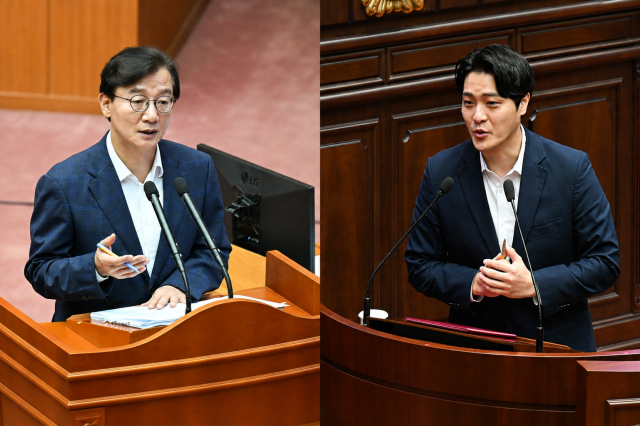 31일 부산시의회 제339회 임시회에 참석한 전재수(왼쪽) 부산시장과 이준호 부산시의원. 부산시의회 제공