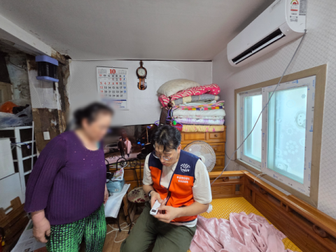 부산연탄은행은 삼영엠티(주) 정원영 회장의 후원으로 에어컨을 긴급 지원하는 여름 에너지사업을 진행했다. 부산연탄은행 제공