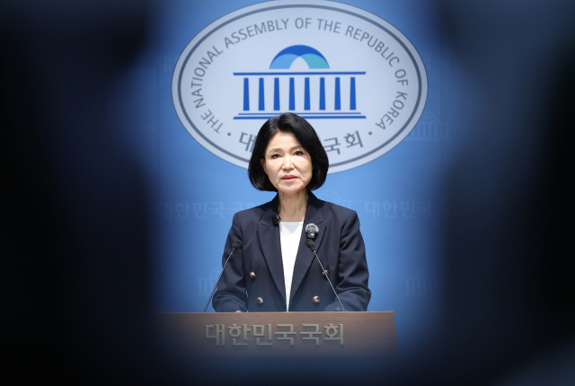 국민의힘 이진숙 의원이 31일 국회 소통관에서 민주당 주도로 본회의에서 통과된 제명 촉구 결의안에 대한 입장과 5·18 유공자 관련 법률 개정안 발의를 위한 기자회견을 하고 있다. 연합뉴스