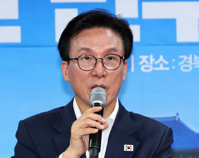 더불어민주당 김민석 대표가 26일 경북 안동시 민주당 경북도당 사무실에서 열린 최고위원회의에서 발언하고 있다. 연합뉴스