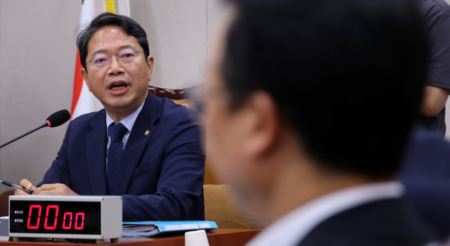 법무부 장관 후보로 지명된 김승원 소위원장이 31일 국회에서 열린 법제사법위원회 법안심사제1소위원회에서 박형수 야당 간사의 의사 진행 발언과 관련해 입장을 말하고 있다. 연합뉴스