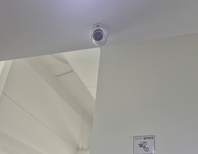 울산광역정신건강복지센터 내부에 설치된 CCTV. 설치 목적이 시설 안전과 화재 예방으로 한정돼 있음에도 센터 측은 목적 외인 직원 근태 점검 용으로 해당 영상을 열람했다. 권승혁 기자