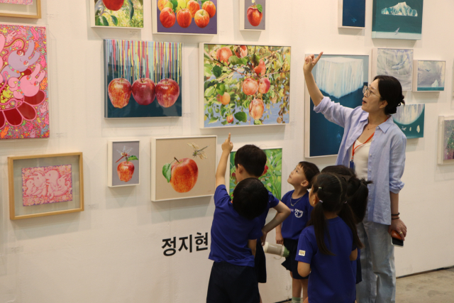 부산일보사와 (사)부산미술협회는 창간·창립 80주년을 맞아 저출생 시대를 살아가는 영유아·초등 자녀 양육 가정을 응원하고 지역 미술 문화를 활성화하기 위한 공동 사회 공헌 사업 ‘2026 우리집 미술관 프로젝트’를 본격 추진한다. 사진은 지난해 개최한 BFAA국제아트페어 모습. 부산미술협회 제공