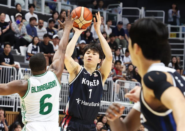 국제농구연맹(FIBA) 월드컵 남자 아시아 예선에서 슛팅을 하고 있는 이현중. 연합뉴스